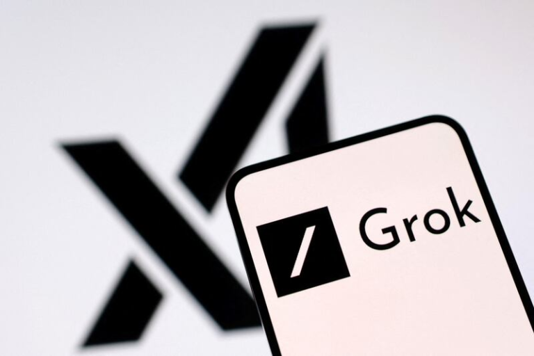 El logotipo de Grok mostrado en la pantalla de un smartphone, con el emblema de X (Twitter) al fondo.